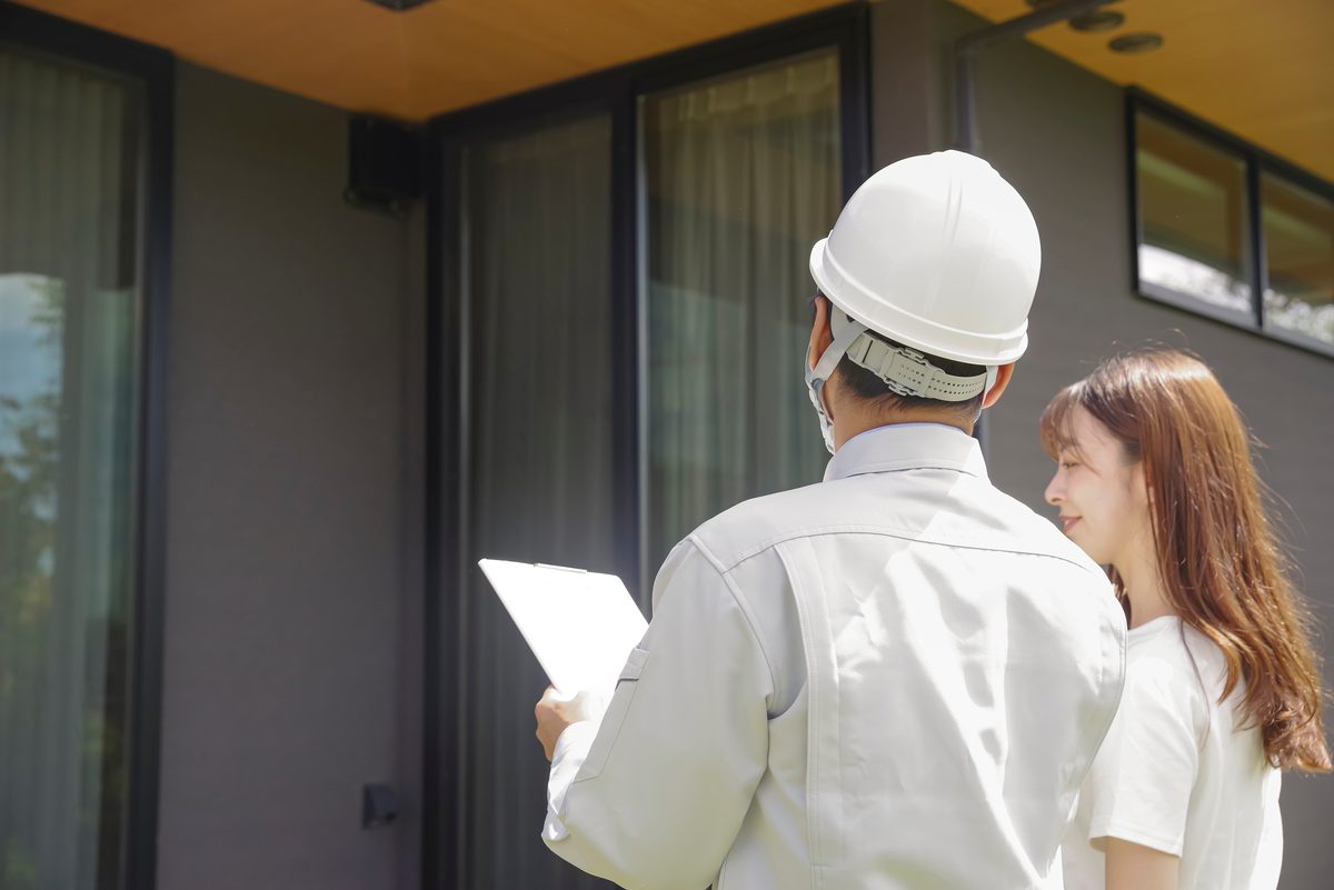 検査結果を現地でお客様にご説明する一級建築士